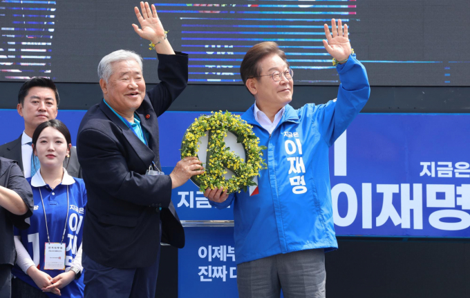 이재명 더불어민주당 대통령 후보가 "국가폭력 범죄, 국민이 맡긴 권력으로 국민의 생명, 자유, 인권을 침해하는 범죄에 대해서는 행위자가 살아있는 한 반드시 형사처벌을 받도록 하겠다"며 공소시효 폐지와 민사책임 강화 입법을 재추진하겠다고 강조했다. 사진은 이재명 더불어민주당 대선 후보가 22일 오전 제주시 일도일동 동문로터리에서 열린 유세장에서 지지자들에게 손을 흔들어 인사하고 있는 모습. /사진=뉴시스