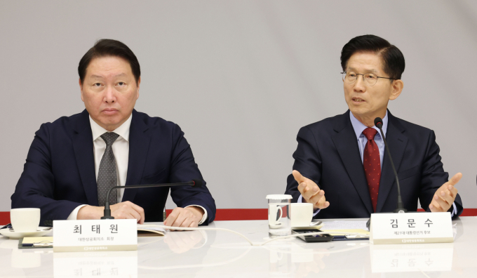 김문수 국민의힘 대선 후보가 22일 경제 5단체장과 간담회를 진행했다. 사진은 간담회에 참석한 김 후보(오른쪽)와 최태원 대한상공회의소 회장. /사진=뉴시스(공동취재)