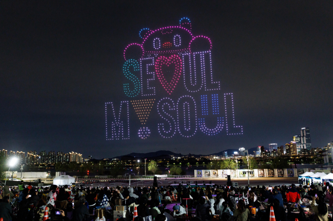오는 25일 서울 뚝섬한강공원에서  '2025 한강 드론 라이트 쇼' 특별 공연이 열린다. 사진은 올 상반기에 진행된 한강 불빛 공연 현장./사진=서울시 제공