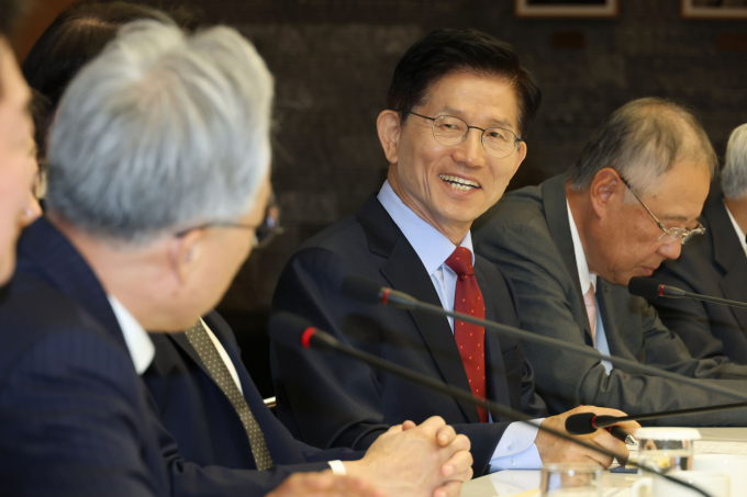 김문수 국민의힘 대통령 후보가 22일 오전 서울 중구 대한상공회의소에서 열린 경제5단체와의 간담회에서 최진식 한국중견기업연합회 회장의 정책제언을 들으며 미소짓고 있다. /공동취재 