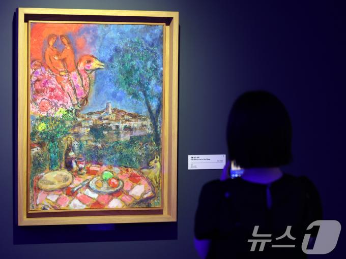 22일 서울 서초구 예술의전당 한가람미술관에서 '마르크 샤갈 특별전: 비욘드 타임' 기자간담회를 마친 관계자들이 전시장을 둘러보고 있다. 이번 전시는 7년 만에 한국을 찾은 이번 대규모 특별전이다. 샤갈의 미공개 유화 7점을 비롯해, 총 170여 점의 작품을 체계적, 과학적인 새로운 전시 구성으로 선보이는 자리다. ⓒ News1 황기선 기자