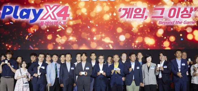 22일 킨텍스 1전시장에서 열린 2025 플레이엑스포(PlayX4)에서 김동연 경기도지사(앞줄 왼쪽에서 일곱 번째)와 참가자 전원이 기념촬영을 하고 있다. 사진제공=경기도