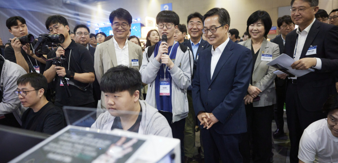  22일 오전 킨텍스 1전시장에서 열린 2025 플레이엑스포(PlayX4)에서 김동연 경기도지사가 부스 라운딩을 하고 있다. /사진제공=경기도