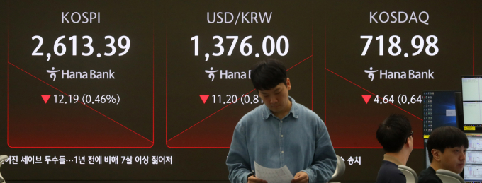 코스닥 지수가 전 거래일(723.62)보다 2.66포인트(0.37%) 내린 720.96에 개장한 22일 오전 서울 중구 하나은행 딜링룸 전광판에 지수가 표시 되고 있다./사진=뉴시스
