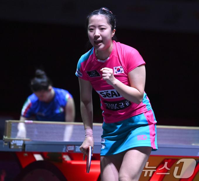 신유빈이 21일 카타르 도하 루사일 아레나에서 열린 2025 국제탁구연맹(ITTF) 세계선수권대회 여자단식 32강 이탈리아 가이아 몬파르디니와 경기에서 득점 후 환호하고 있다. 2025.5.22/뉴스1
