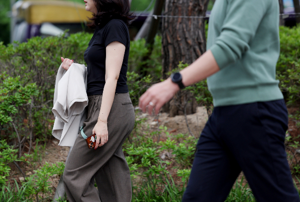 23일 전국 대체로 흐리고 선선한 날씨가 이어질 전망이다. 사진은 서울 종로구 일대에서 시민들이 반팔을 입고 출근하는 모습. /사진=뉴시스