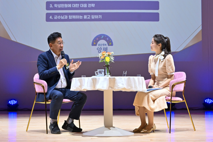 전진선 양평군수가 지난 21일 양평도서관 물빛극장에서 열린 '군수와 함께하는 청렴 토크 콘서트'에서 이야기를 하고 있다. /사진제공=양평군