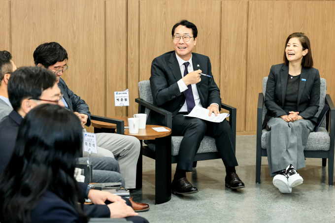 정명근 화성특례시장(오른쪽으로부터 2번째)이 22일 미등록 이주아동 기본권 보장을 위한 업무협약 관계자들과 사업 추진 방안에 대해 논의하고 있다. /사진제공=용인특례시
