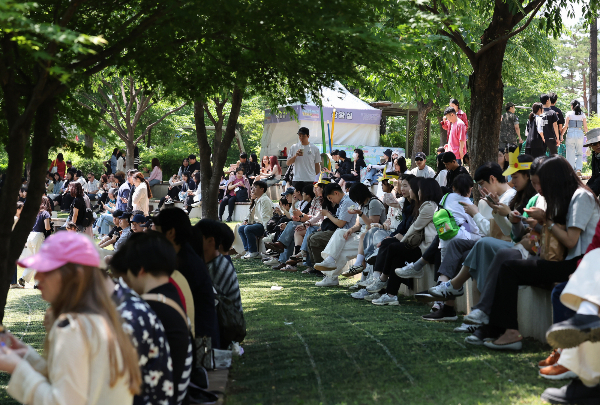 23일 낮 최고 기온이 24도까지 떨어져 지난 22일보다 선선한 날씨일 것으로 관측된다. 사진은 서울 송파구 석촌호수 나들이에 나선 시민들 모습. /사진=뉴스1