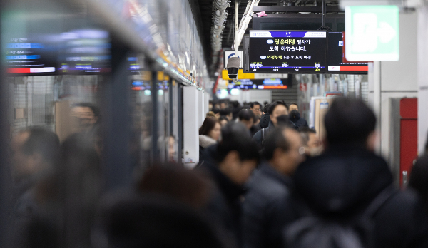 출근 시간대 지하철 내에서 여성의 치마 속을 불법 촬영한 성폭력범이 현행범으로 체포됐다. 사진은 서울 지하철 1호선 종각역에서 시민들이 발걸음을 옮기는 모습. /사진=뉴스1