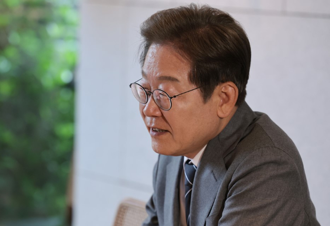 이재명 더불어민주당 대선 후보가 '투표하지 않으면 12·3 비상계엄을 눈감고 침묵하는 것과 다를 바 없다'고 강조했다. 사진은 22일 경남 양산 소소서원에서 송기인 신부와 차담하는 이 후보. /사진=공동취재