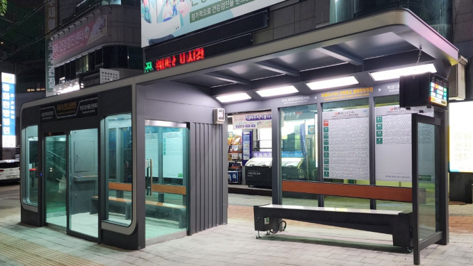 이번 새로 설치한 냉난방 시설을 갖춘 '스마트 버스정류장' 모습. /사진제공=안양시