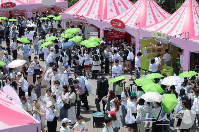 22일 서울 노들섬에서 열린 국내 최대 규모 체험형 뷰티&헬스 축제 '2025 올리브영 페스타'를 찾은 방문객들로 붐비고 있다. 2025.5.22/뉴스1 ⓒ News1 박정호 기자