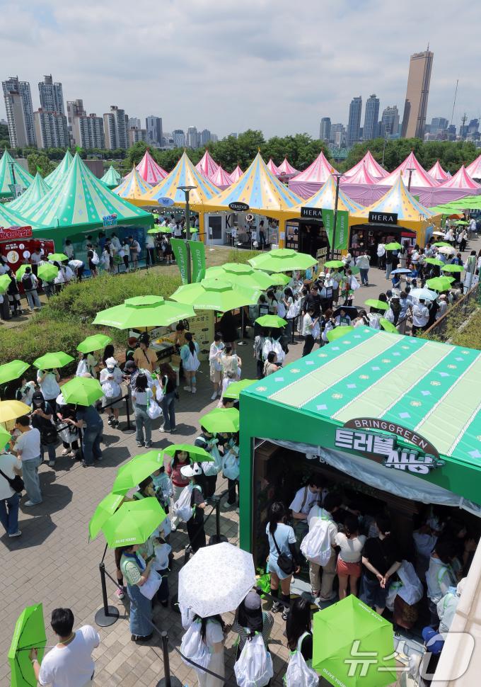 22일 서울 노들섬에서 열린 국내 최대 규모 체험형 뷰티&헬스 축제 '2025 올리브영 페스타'를 찾은 방문객들로 붐비고 있다.  2025.5.22/뉴스1 ⓒ News1 박정호 기자