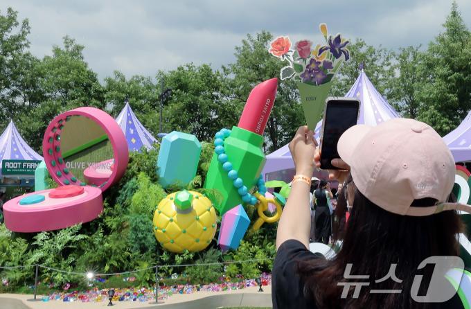 22일 서울 노들섬에서 열린 국내 최대 규모 체험형 뷰티&헬스 축제 '2025 올리브영 페스타'를 찾은 방문객이 추억을 남기고 있다. 2025.5.22/뉴스1 ⓒ News1 박정호 기자