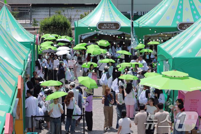 22일 서울 노들섬에서 열린 국내 최대 규모 체험형 뷰티&헬스 축제 '2025 올리브영 페스타'를 찾은 방문객들로 붐비고 있다. 2025.5.22/뉴스1 ⓒ News1 박정호 기자