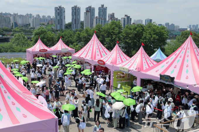 22일 서울 노들섬에서 열린 국내 최대 규모 체험형 뷰티&헬스 축제 '2025 올리브영 페스타'를 찾은 방문객들로 붐비고 있다. 2025.5.22/뉴스1 ⓒ News1 박정호 기자