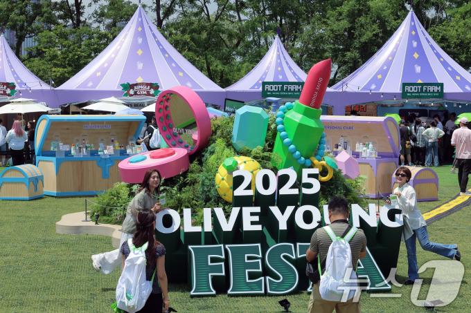 22일 서울 노들섬에서 열린 국내 최대 규모 체험형 뷰티&헬스 축제 '2025 올리브영 페스타'를 찾은 글로벌 주요 유통 플랫폼 관계자들이 즐거운 시간을 보내고 있다. 2025.5.22/뉴스1 ⓒ News1 박정호 기자