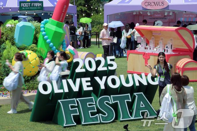 22일 서울 노들섬에서 열린 국내 최대 규모 체험형 뷰티&헬스 축제 '2025 올리브영 페스타'를 찾은 글로벌 주요 유통 플랫폼 관계자들이 즐거운 시간을 보내고 있다. 2025.5.22/뉴스1 ⓒ News1 박정호 기자