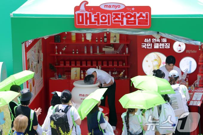 22일 서울 노들섬에서 열린 국내 최대 규모 체험형 뷰티&헬스 축제 '2025 올리브영 페스타'를 찾은 방문객들로 붐비고 있다. 2025.5.22/뉴스1 ⓒ News1 박정호 기자