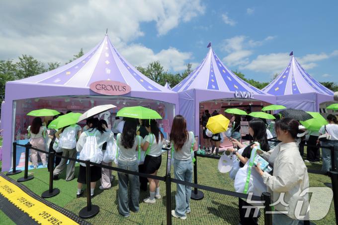 22일 서울 노들섬에서 열린 국내 최대 규모 체험형 뷰티&헬스 축제 '2025 올리브영 페스타'를 찾은 방문객들로 붐비고 있다. 2025.5.22/뉴스1 ⓒ News1 박정호 기자