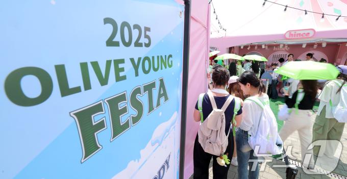 22일 서울 노들섬에서 열린 국내 최대 규모 체험형 뷰티&헬스 축제 '2025 올리브영 페스타'를 찾은 방문객들로 붐비고 있다. 2025.5.22/뉴스1 ⓒ News1 박정호 기자