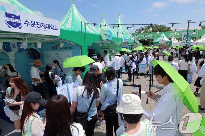 22일 서울 노들섬에서 열린 국내 최대 규모 체험형 뷰티&헬스 축제 '2025 올리브영 페스타'를 찾은 방문객들로 붐비고 있다.  2025.5.22/뉴스1 ⓒ News1 박정호 기자