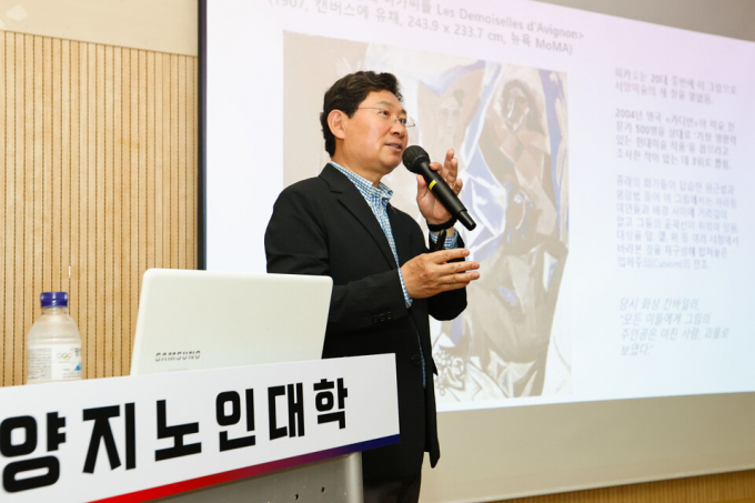 21일 이상일 용인특례시장이 양지면 행정복지센터에서 특강을 하고 있다. /사진제공=용인특례시