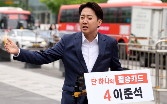 이준석 개혁신당 대선 후보가 22일 대선 완주를 선언했다. 사진은 지난 19일 오전 서울 광화문광장에서 기자회견을 진행한 이 후보. /사진=뉴시스