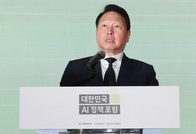 최태원 대한상공회의소 회장이 9일 서울 중구 롯데호텔 에서 열린 대한민국 AI정책 포럼에서 개회사를 하고 있다. /사진=뉴스1