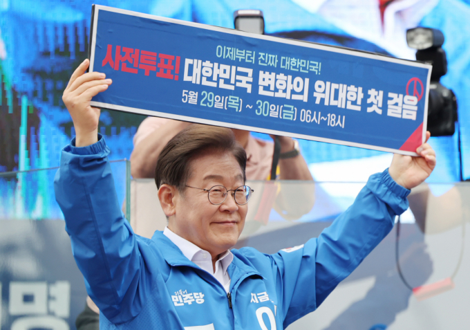 이재명 더불어민주당 대통령 후보가 최근 논란이 된 김대남 전 대통령실 행정관의 중앙선대위 합류 철회와 관련해 "실무선의 실수로 보인다"고 해명하면서도 '국민 대통합' 기조는 계속 이어가겠다는 입장을 밝혔다. 사진은 이재명 더불어민주당 대통령 후보가 22일 오후 경남 양산시 양산워터파크공원에서 열린 유세에서 '사전투표! 대한민국 변화의 위대한 첫 걸음'이라고 적힌 현수막을 들어보이는 모습. / 사진=뉴스1 이재명 기자  
