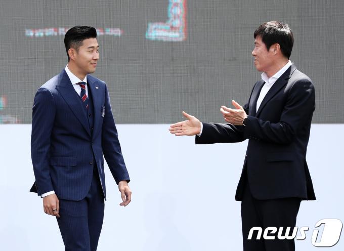 축구대표팀 에이스 손흥민이 21일 서울광장에서 열린 2018 러시아월드컵 출정식에서 차범근 전 감독과 함께 런웨이에 오르고 있다. 2018.5.21/뉴스1 ⓒ News1 오대일 기자