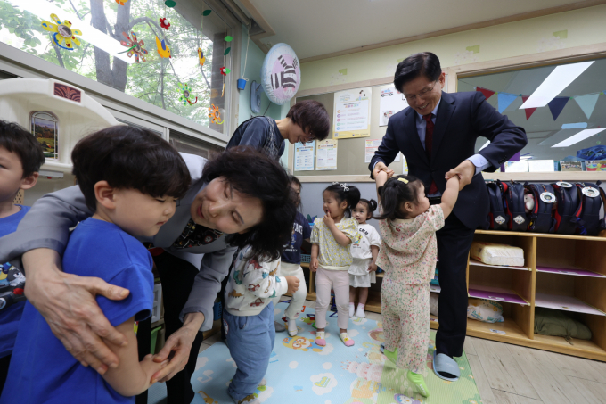  김문수 국민의힘 대통령 후보와 설난영 여사가 22일 경기 광명시의 한 어린이집에서 아이들을 만나고 있다. /사진=공동취재