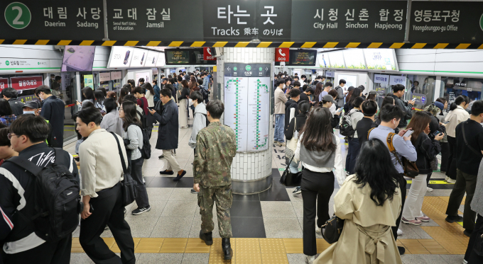 서울시가 오는 8월부터 지하철 1~8호선 첫차 시간을 30분 앞당기겠다고 발표하자 서울교통공사 노동조합이 반대 의사를 밝혔다. 사진은 지난달 30일 서울 영등포구 신도림역이 출근길에 나선 시민들로 붐빈 모습. /사진=뉴스1