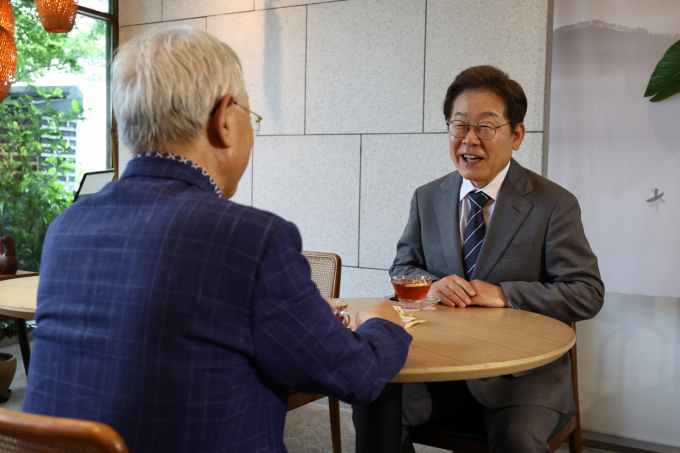 이재명 더불어민주당 대통령 후보가 '기본사회' 구상을 구체화하며 대통령직 인수 이후 전담기구인 '기본사회위원회'를 신설하겠다는 계획을 밝혔다. 사진은 이재명 더불어민주당 대선후보가 22일 경남 양산시 소소서원에서 송기인 신부와 차담을 하는 모습. /사진=뉴시스
