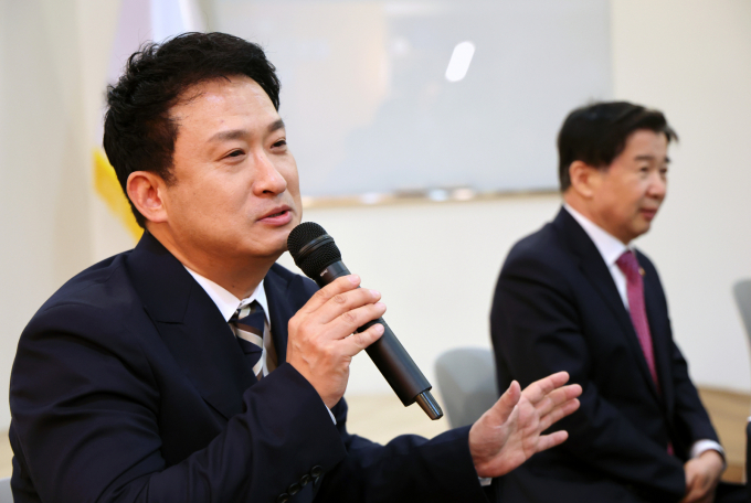 방송인 서경석 씨가 연예인 최초 한국사 강사가 되어 화제가 되고 있다.사진은 지난 3월31일 서경석 국민권익위원회 홍보대사 겸 자립준비청년 명예멘토가 서울 종로구 정부서울청사 별관에서 열린 자립준비청년 명예멘토 간담회에서 인사말을 하고 있는 모습. /사진=뉴스1