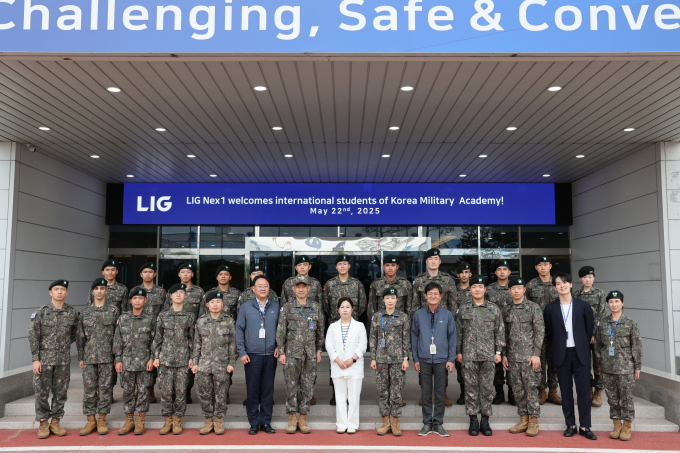 대한민국 육군사관학교에서 교육 중인 '외국인 수탁생도' 일행이 LIG넥스원 구미하우스 견학했다. /사진=LIG넥스원