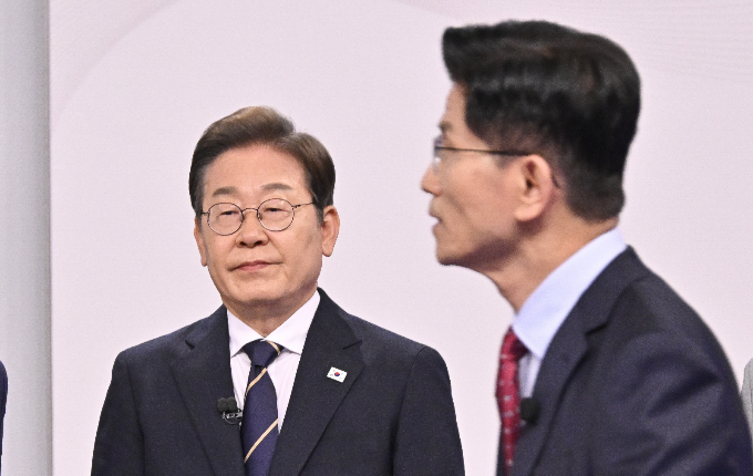 사진은 지난 18일 중앙선거방송토론위원회 주관 제21대 대통령선거 후보자 토론회 시작에 앞서 준비 중인 이 후보(왼쪽)와 김 후보. /사진=뉴시스
