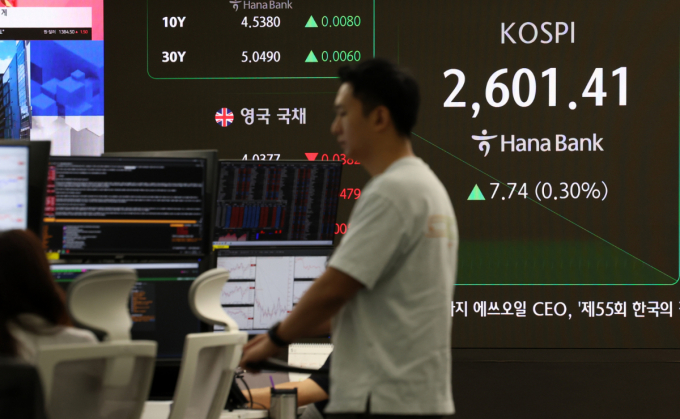 코스피가 23일 오전 상승세인 반면 코스닥은 하락세다. 사진은 이날 오전 서울 중구 하나은행 딜링룸 전광판에 지수가 표시된 모습. /사진=뉴시스