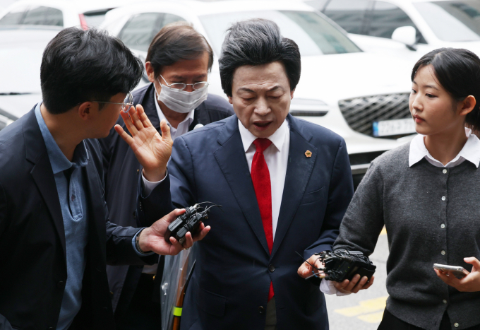 경찰이 신도 성추행과 사기 등의 혐의로 구속된 허경영 국가혁명당 명예대표를 검찰에 송치했다. 사진은 지난16일 신도 성추행·사기 등 혐의를 받는 허경영 국가혁명당 명예대표가 경기 의정부시 의정부지방법원에서 열린 영장실질심사에 출석하고 있는 모습. /사진=뉴시스