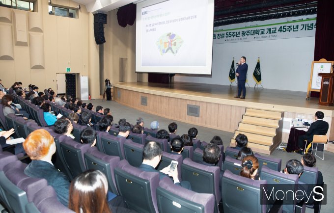 지난 5월 12일 광주대학교 개교 45주년 기념식에서 한상우 정보전산원장이 '하이 라이티' 주요 기능을 소개하고 있다/사진=광주대학교 제공.