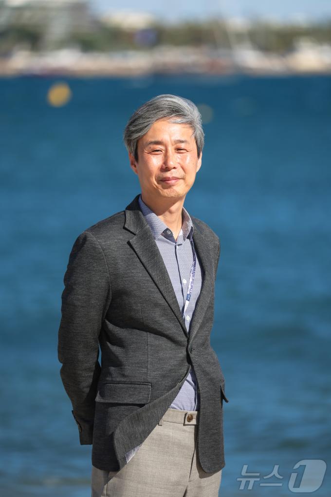 22일 제78회 칸 국제영화제가 열리고 있는 프랑스 남부 소도시 칸(Cannes) 영화진흥위원회 부스 인근 크루아제트 해변에서 조근식 한국영화아카데미(KAFA) 원장이 인터뷰 촬영을 하고 있다. 2025.5.23/뉴스1 ⓒ News1 이준성 기자