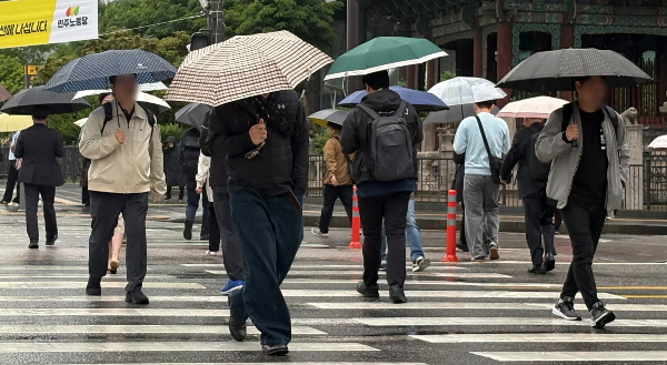 24일 한낮 기온이 23도까지 떨어져 선선한 날씨가 이어지겠다. 사진은 서울 중구 세종대로 사거리에서 출근길에 오른 시민들 모습. /사진=뉴시스