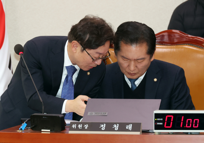 더불어민주당이 대법관 정수를 30명으로 늘리는 법 개정 추진에 나섰다. 사진은 정청래 국회 법사위원장(오른쪽)과 박범계 민주당 간사(왼쪽)가 지난 1월9일 서울 여의도 국회에서 열린 제420회 국회(임시회) 제5차 본회의에서 대화하는 모습. /사진=뉴시스
