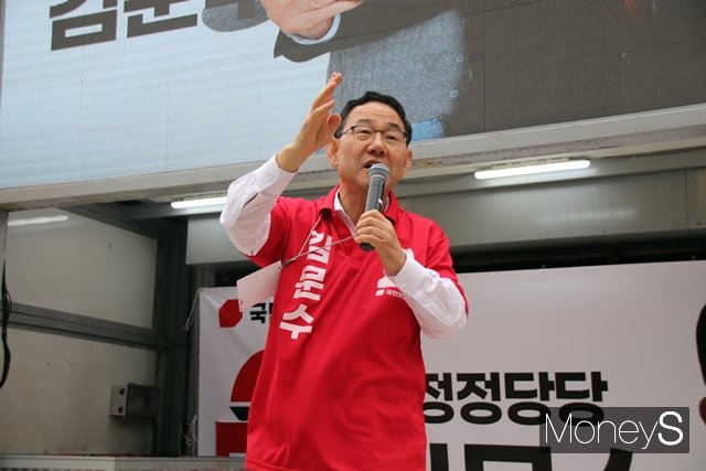 주호영 김문수 국민의힘 대통령선거 후보 공동선거대책위원장(국회 부의장, 대구 수성 갑)이 지난 22일 신매시장 인근에서 집중유세를 갖고, 김문수 후보에 대한 지지를 호소하고 있다./사진=황재윤 기자