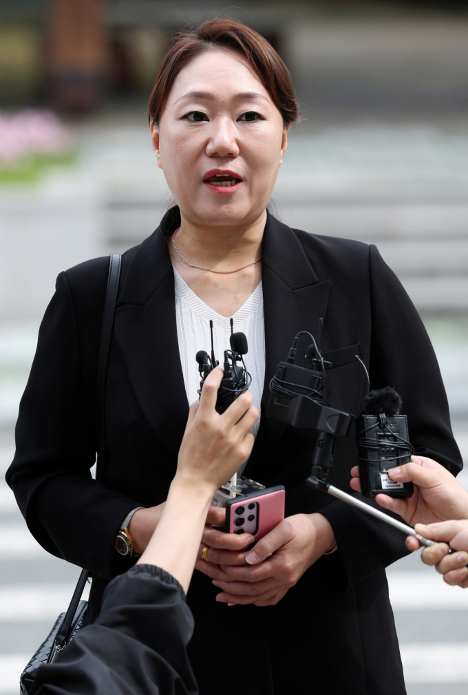 '명태균 여론조사비용 대납 의혹'과 관련해 홍준표 전 대구시장에 대한 폭로를 이어오고 있는 강혜경 전 미래한국연구소 부소장이 23일 오전 대구경찰청에 참고인 조사를 받기 위해 출석하고 있다./사진제공=뉴스1
