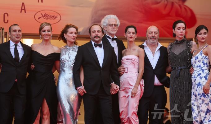 22일(현지시간) 프랑스 남부 소도시 칸(Cannes) 팔레 데 페스티발(Palais des Festival) 뤼미에르 대극장에서 열린 ‘제78회 칸 국제영화제’ 비경쟁부문 진출작 영화 ‘컬러스 오브 타임 (원제 LA VENEU DE L’AVENIR)’ 월드 프리미어 시사회에서 영화감독 세드릭 클라피쉬(오른쪽 세번째)와 출연배우 수잔 랭동(오른쪽 네번째) 등 출연진과 제작진들이 레드 카펫에 올라 포즈를 취하고 있다. 2025.5.23/뉴스1 ⓒ News1 이준성 기자