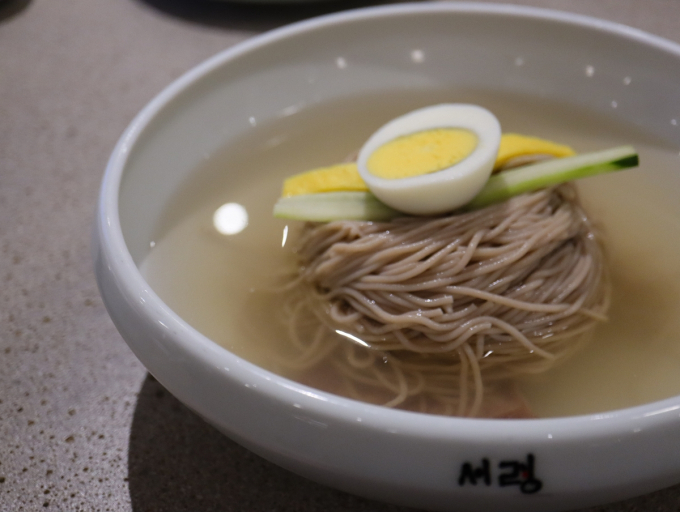 최근 전통 노포 외에 완성도 높은 맛을 자랑하는 신흥 평양냉면 전문점들이 주목받고 있다. 사진은 서령의 순면. /사진=다이어리알