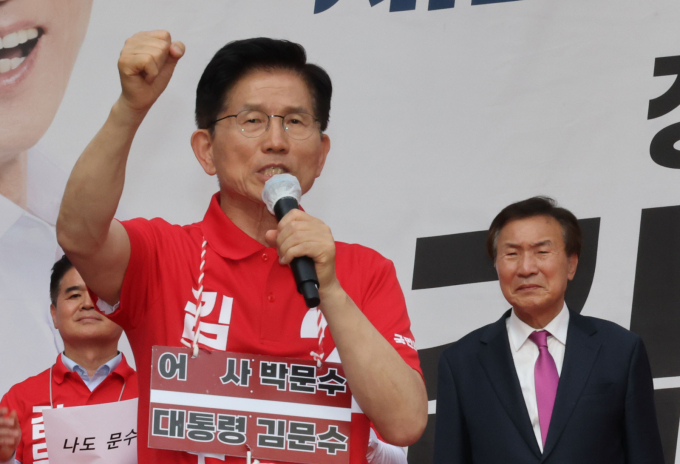 김문수 국민의힘 대선 후보가 23일 자신의 페이스북을 통해 이재명 더불어민주당 대선 후보를 비판했다. 사진은 전날 경기 광명 유세를 진행하는 김 후보. /사진=뉴시스(공동취재)