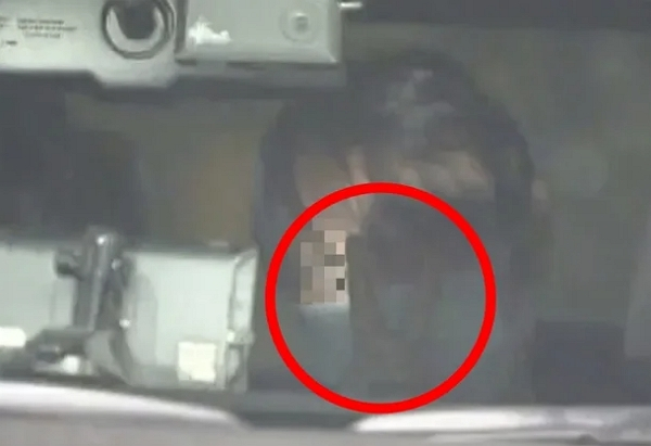 일본에서 20대 여성 승객에게 수면제를 먹이고 성폭행한 택시기사가 체포됐다. 사진은 택시기사가 지난해 10월 경찰에 연행되며 카메라를 향해 '브이'를 하는 모습. /사진=현지 매체 캡처